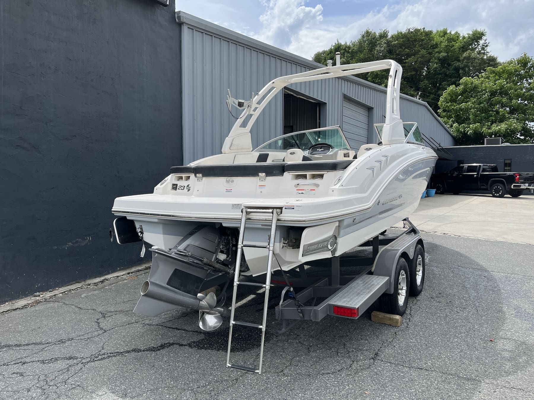 2019 Chaparral 23 H2O Surf boat