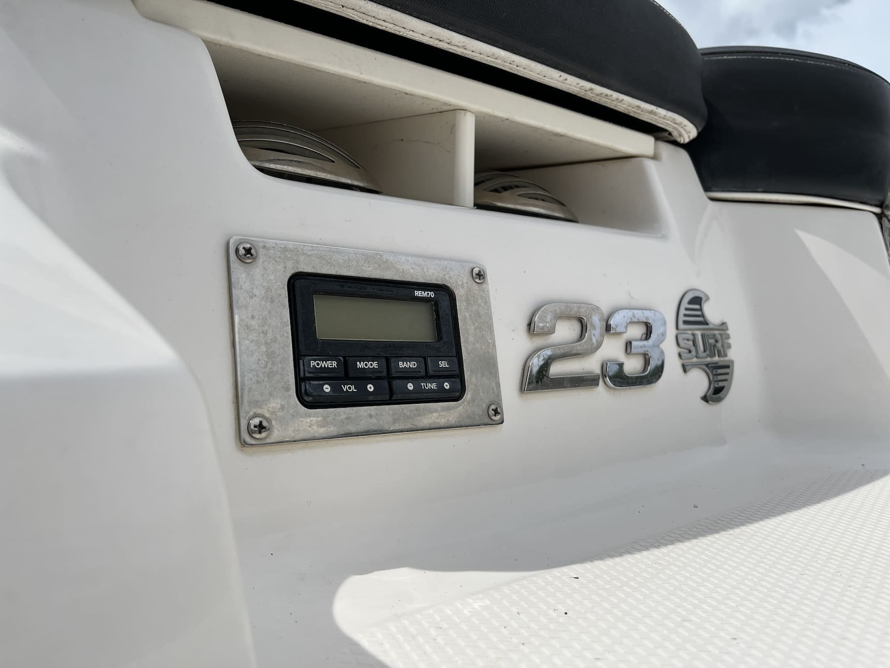 2019 Chaparral 23 H2O Surf boat