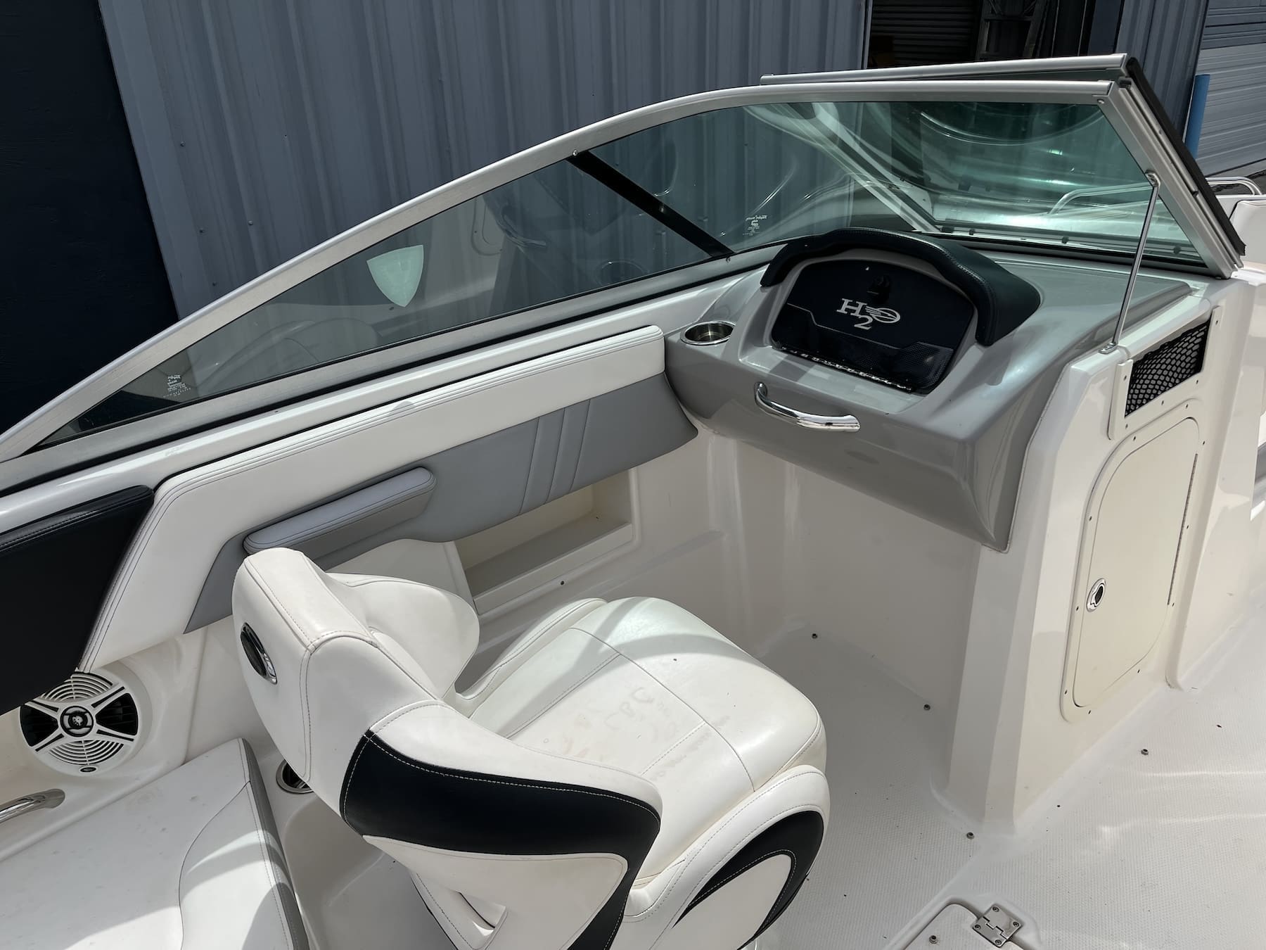 2019 Chaparral 23 H2O Surf boat