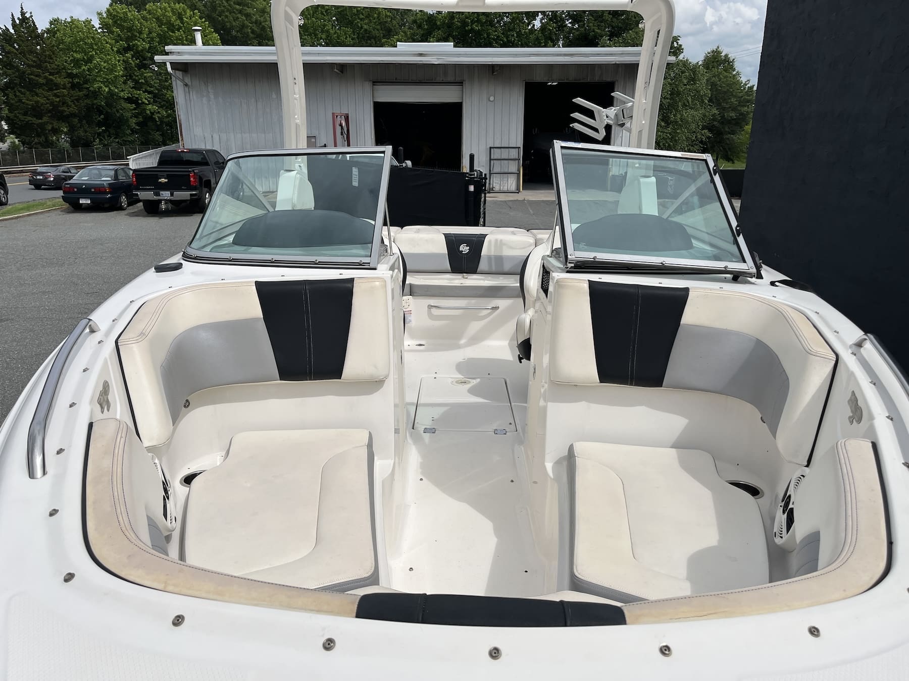 2019 Chaparral 23 H2O Surf boat