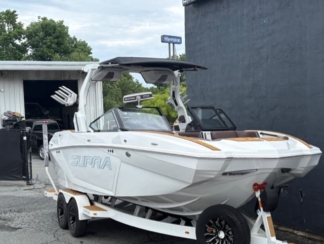 2025 - Supra - SA 400 - boat - White / Tan - SouthTown Watersports - Charlotte, NC - gallery image