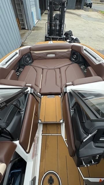 2025 - Supra - SA 400 - boat - White / Tan - SouthTown Watersports - Charlotte, NC - gallery image