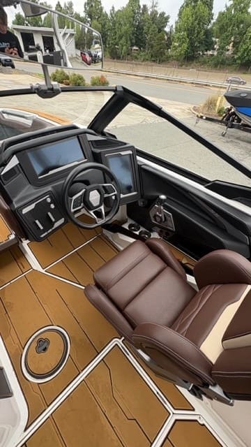 2025 - Supra - SA 400 - boat - White / Tan - SouthTown Watersports - Charlotte, NC - gallery image