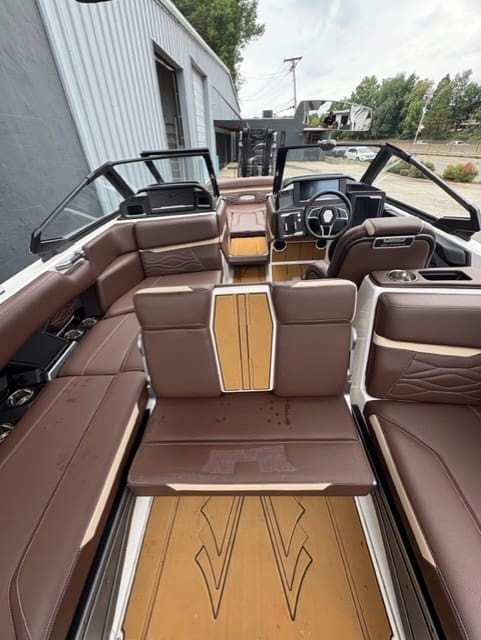 2025 - Supra - SA 400 - boat - White / Tan - SouthTown Watersports - Charlotte, NC - gallery image