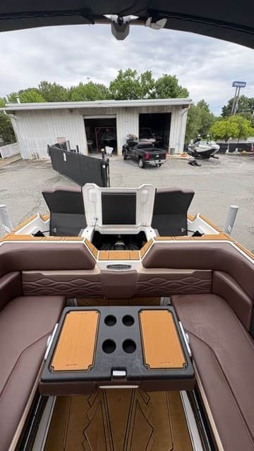 2025 - Supra - SA 400 - boat - White / Tan - SouthTown Watersports - Charlotte, NC - gallery image