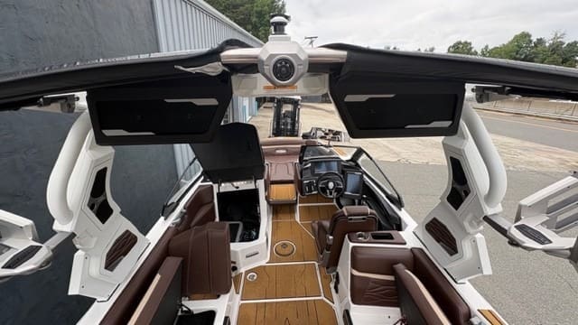 2025 - Supra - SA 400 - boat - White / Tan - SouthTown Watersports - Charlotte, NC - gallery image