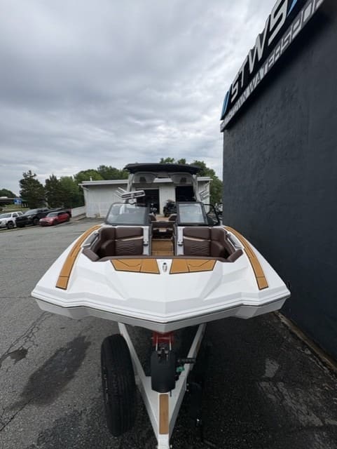 2025 - Supra - SA 400 - boat - White / Tan - SouthTown Watersports - Charlotte, NC - gallery image