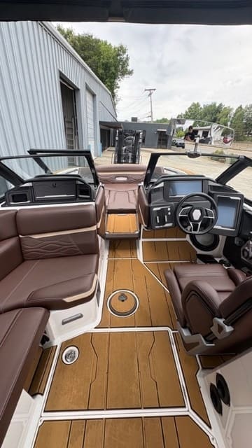 2025 - Supra - SA 400 - boat - White / Tan - SouthTown Watersports - Charlotte, NC - gallery image